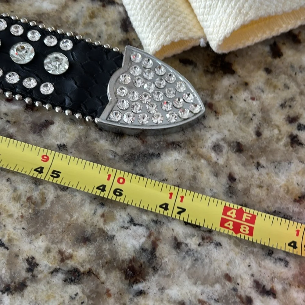 Brand new bling genuine, leather belt,. No stones missing. Size medium large.‎